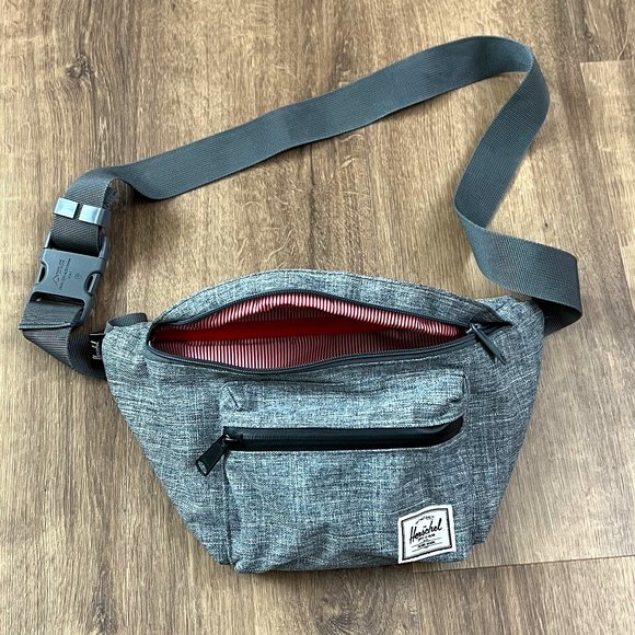 Herschel Supply Company Other - Herschel Supply Company Seventeen Hip Pack/Belt Bag Raven Crosshatch